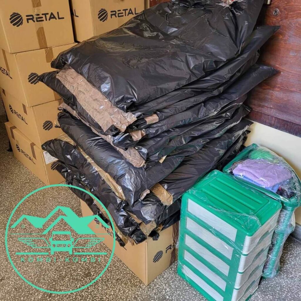 pakovanje stvari u kutije za selidbe