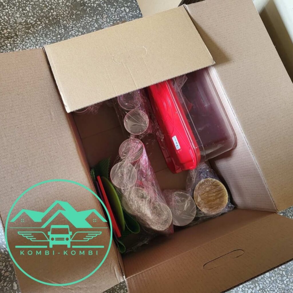 pakovanje stvari u kutije za selidbe