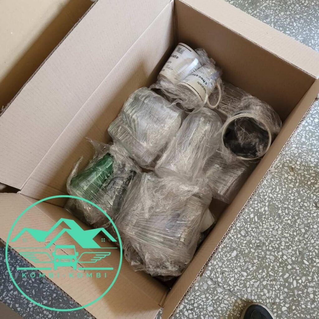 pakovanje stvari u kutije za selidbe