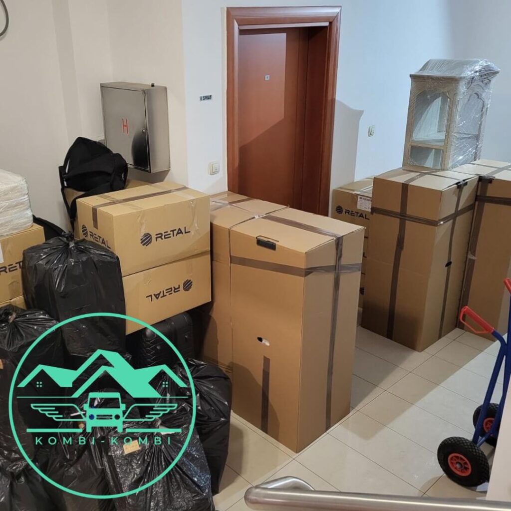 pakovanje stvari u kutije za selidbu